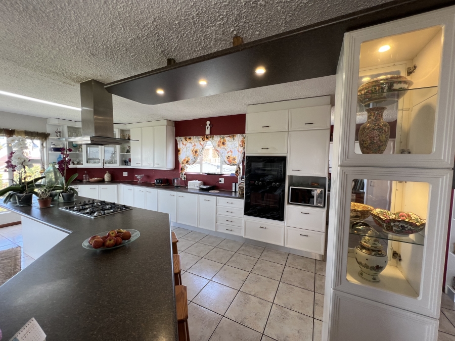 5 Bedroom Property for Sale in Wavecrest Eastern Cape